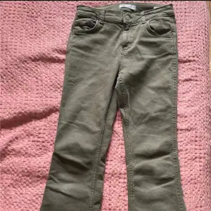 Gröna jeans från zara, köpta på Vinted men passade tyvärr inte. Bilderna är lånade från tidigare ägare