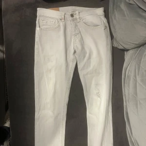 Dondup jeans - Tjena! Säljer nu dessa Dondup jeans som är i storlek W30. Jeansen är i väldigt bra skick. Vid frågor eller andra funderingar är det bara att höra av sig! Mvh Isak