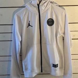 Psg hoodie - Vit Psg hoodie används inte längre för den är för liten, väldigt bra skick.