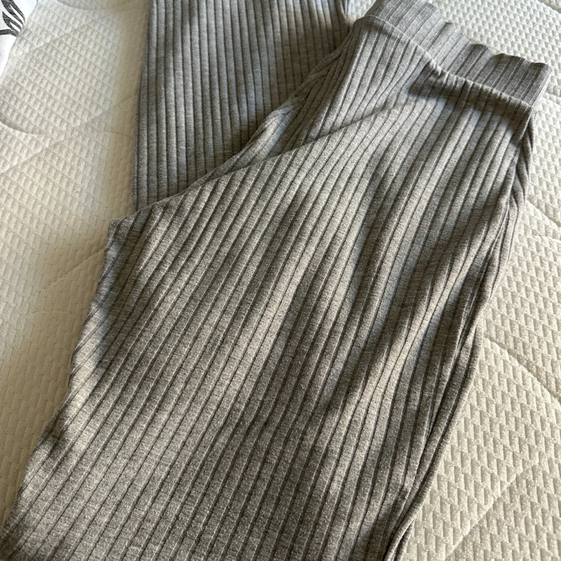 Grå ribbade byxor - 91