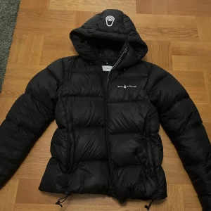 Sail Racing  - Använd 2 vintrar men i väldigt bra skick. Håller värmen väldigt bra och vind tät. Ordinarie pris runt 2000kr