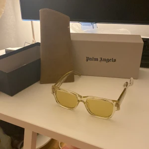 Palm angels solglasögon  - Hej!   Äkta Palm angels solglasögon aldrig använda, NK plombering fortfarande på, finns äktahetsbevis med kod på baksidan, aldrig använt putsduken till glasögonen, allt medföljer ! 
