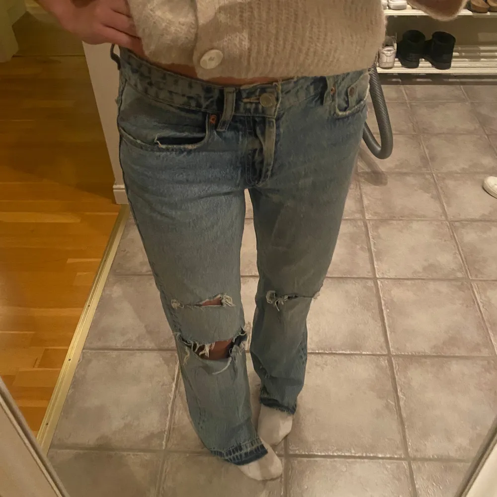 Säljer dehär coola jeansen från zara. Bra kvalite. Storlek 38. Jeans & Byxor.