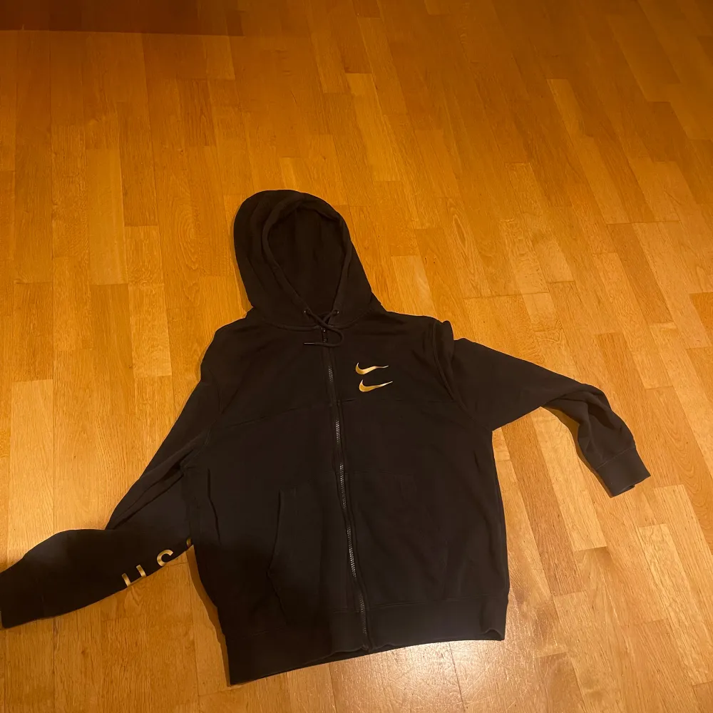 Svart Nike zip hoodie, skick 8/10.. Hoodies.