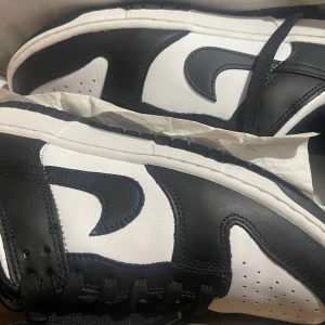 Dunk panda - Helt nya Dunk panda low  Storlek 40,5 Fick dom som present och tyvärr är dom för stora. Har inte kvitto för att byta storlek.