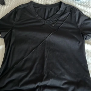 Blus  - Säljer ett blus som är köpt från Turkiet i storlek M. Den är jätte fin fast den satt inte så bra på mig. 