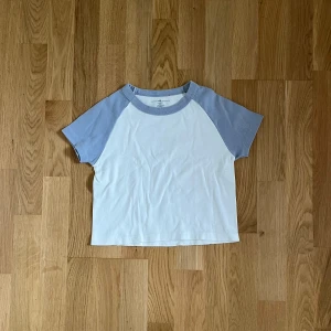 Brandy Melville T-shirt  - Bra skick, vanlig blå vit T-shirt! Lite magtröja, skriv om ni vill ha fler bilder eller mer info! Pris kan diskuteras 