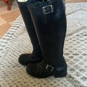 johnny bulls - används inte. gått genom en vinter med dom men inte min stil längre. fint skick, rekommenderas att smörja med läderkräm eller dylikt.