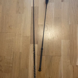 Ridspö - Ett långt och ett allroundspö det långa spöt är skadat men inget som ändrar hur man använder spöt säljer långa för 15kr och allround för 25 köp vid båda tillsammans 35kr