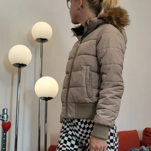 Vinterjacka - Fin vinterjacka i ljusbrun, har en reflex på baksidan och varm luva!