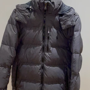 Ralph luren jacka - Ralph lauren jacka storlek xs med sitter bra på mig som är 176 så mer som M. Skicket är 9/10 använd en handfull gånger. Vid eventuella frågor hör av er. 