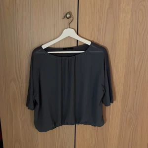 Blus  - Fin blus som har skönt tyg på baksidan. 