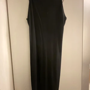 Svart långklänning från H&M - Säljer en elegant svart klänning från H&M i storlek S. Klänningen är ärmlös med smala axelband och har en stilren design med djup rygg. Perfekt för festliga tillfällen eller en utekväll. Materialet är mjukt och bekvämt, vilket gör den lätt att bära hela dagen eller natten.