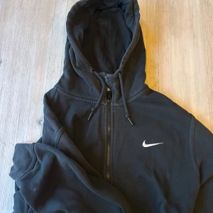 Nike hoodie - Nike hoodie i mycket fint skick! Storlek L, men passar även M