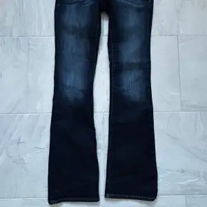 Säljer ett par snygga mörkblå bootcut jeans i bra skick. 