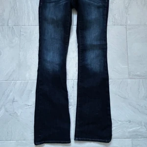 Mörkblå bootcut jeans - Säljer ett par snygga mörkblå bootcut jeans i bra skick. 