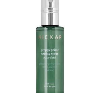 En grön flaska med Hickaps Preppy Prime Setting Spray som ger en matt finish. Den är 100% vegansk och passar alla hudtyper. Perfekt för att hålla sminket på plats hela dagen! Ej använd då jag ej var ute efter matt.