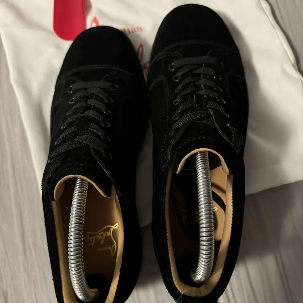 säljer mina nästan helt nya Louboutin skor. De är endast använda 1 gång och är i 10/10 (sprillans nytt) allt på bilden ingår. Skorna säljs för 2300. Skor.