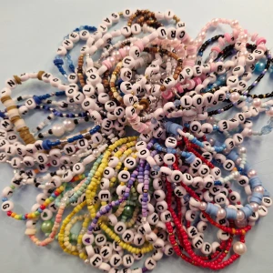 Taylor swift friendship braclets - Dessa hade jag med på alla konserter men lyckades inte byta alla🫶🏼 30kr styck +18kr frakt. När man köper så får man ett taylor swift klistermärke med😍