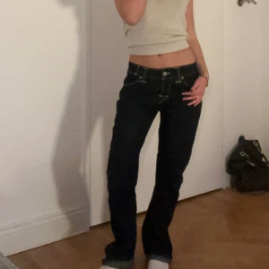 Mörkblåa jeans från Levi's - Säljer ett par snygga mörkblåa jeans från Levi's i mycket bra skick. De är midwaist och har en klassisk design med knapp och dragkedja framtill. Perfekta för både vardag och fest! 🖤midjemått tvärs över: 38,5cm, innerbenslängd: 79cm