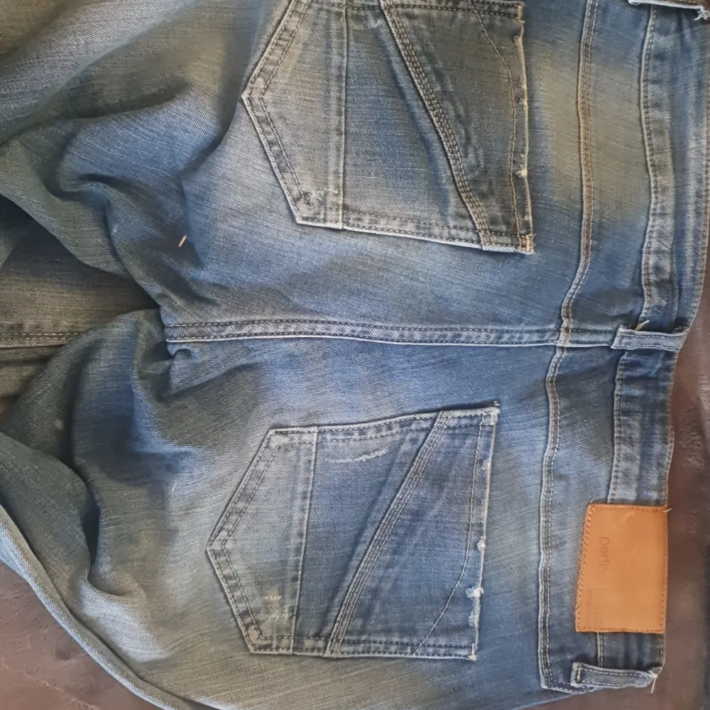 Säljer ett par snygga blå jeans i bra skick. De har en klassisk femficksdesign och en bekväm passform. Perfekta för vardagsbruk och kan enkelt matchas med olika outfits. Passar både till skola och fritid.. Jeans & Byxor.