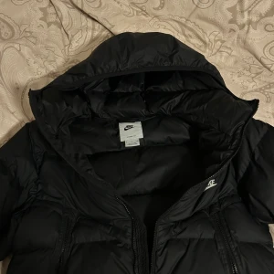 Nike Sportswear - Vinterjacka - Säljer en vinterjacka från Nike. Skick 10/10, inga hål eller defekt alls - nytt skick. Kan sänkas till 1000 vid snabbaffär!