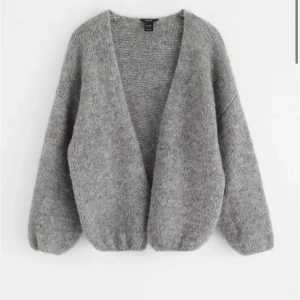 Grå kofta från Lindex - Mysig grå kofta från Lindex i storlek XS/S. Perfekt för kyliga dagar med sin stickade design och lösa passform. Använd men mycket bra skick(lite nopprig) Helt slutsåld online och i dom flesta butiker. Nypris 399kr