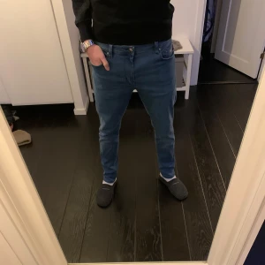 Tramarossa jeans - Säljer ett par snygga blå jeans från tramarossai modellen Leonardo, enligt mig dom fetaste jeansen på marknaden!! De har en slim passform och är i mycket bra skick. Nypris ligger runt 4 tusen!! Hör av er vid minsta fråga!!