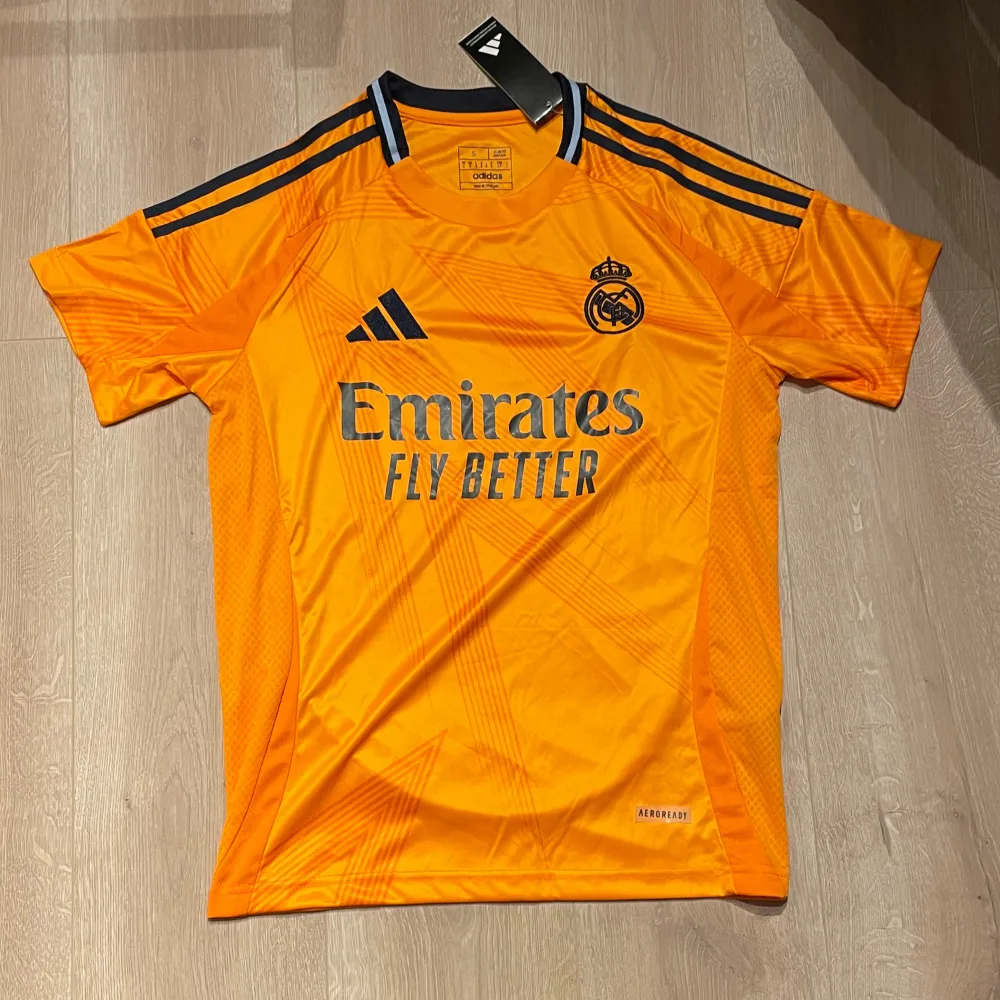 Säljer en replika av Real Madrids bortatröja 24/25, storlek S. Tröjan är i perfekt skick, aldrig använd och har alla originaltaggar kvar.. T-shirts.