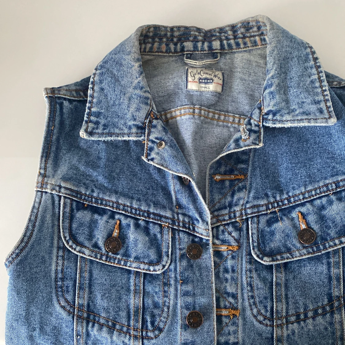 Blå jeansväst från Chic Avenue