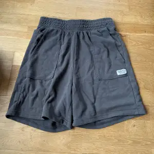 Säljer ett par grå shorts i storlek S. De är gjorda i mjuk bomull & polyester och har en elastisk midja. Perfekta för en avslappnad stil med praktiska fickor framtill. Använda en gång bara 🩶