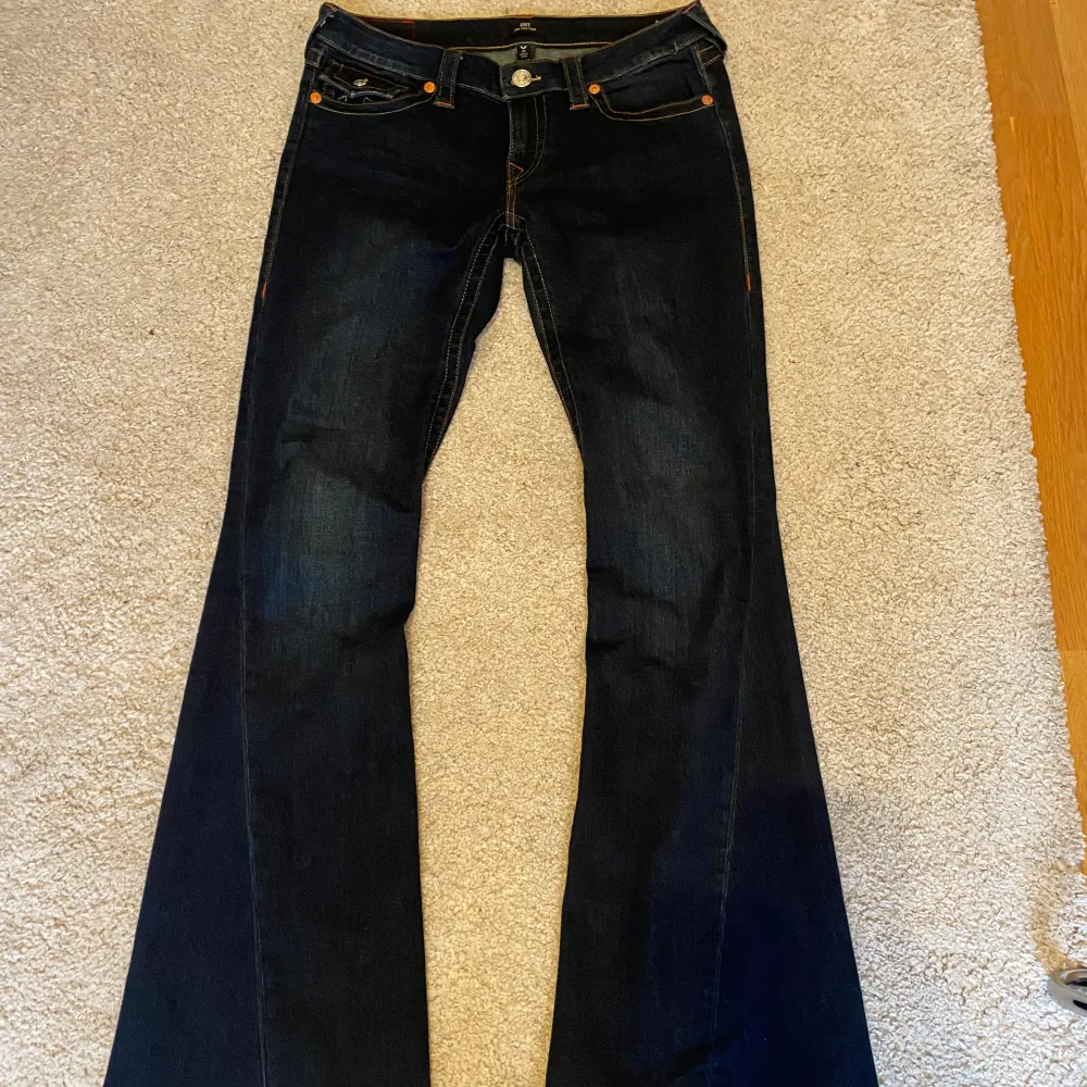 Säljer mina true religion jeans då de är för stora på mig. De är endast använda ca 4 gånger, så ny skick💕De är ungefär 80 cm i längden och 70 cm i midjan💕💕. Jeans & Byxor.