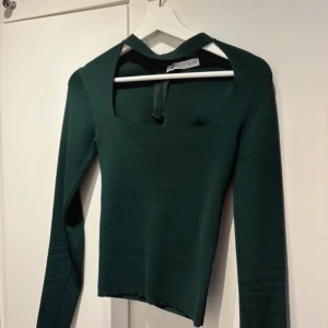 choker topp  - Säljer denna populära snygga mörkgrön topp från Zara i storlek S. Den har en halsringning och långa ärmar. Toppen är i mycket bra skick använt typ max fem gånger 💘