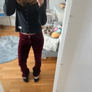 Vinröda manchesterbyxor - Säljer ett par snygga vinröda manchesterbyxor i mycket bra skick. Köpta på mango i Paris. De är midwaist och har en bootcut-stil som ger en retro vibe. Perfekta för höst och vinter, och de är superbekväma att ha på sig. Passar både till vardags och festligare tillfällen. 🕺