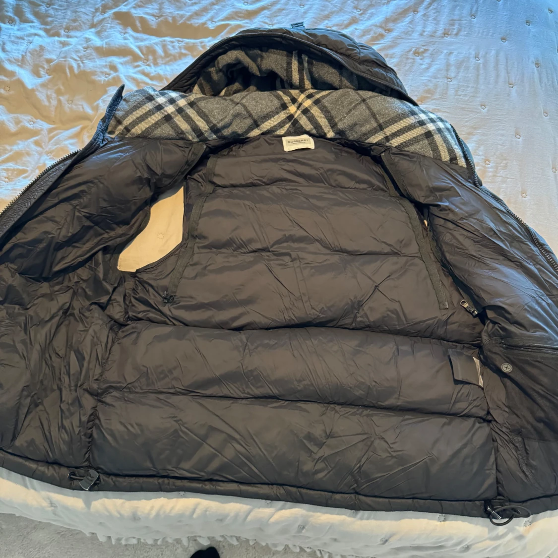 Svart dunväst med huva - 91