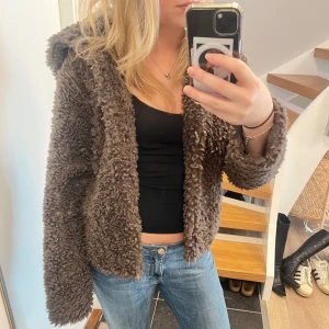 Brun teddyjacka - Mysig brun teddyjacka med luva, perfekt för kyliga dagar. Jackan är i mycket bra skick! Hör av dig vid frågor😅