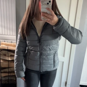 Vinterjacka - Jätte snygg jacka till nu till vintern. Orginalpris: runt 2000kr, är i storlek S. Skriv vid frågor!💞Från märket Canadian Peak. Lågt pris eftersom köpt under rea! Inga defekter & går att ta bort luvan
