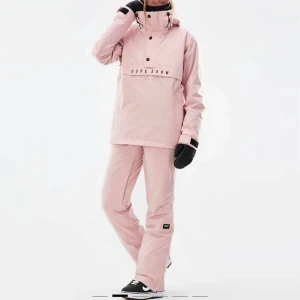 Rosa skidset från Dope Snow - Säljer mitt super snygga skidset ifrån Dope Snow! Både jacka och byxor är i färgen rosa och är i storlek XS! Använda förra vintern 3 gånger så skicket kan man säga är helt nytt, man ser inte att det är använt😊Nypris är 3900! 