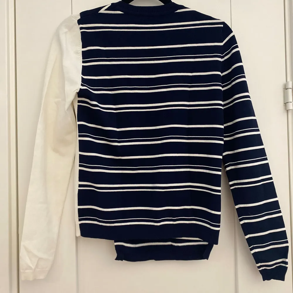 Ny marinblå och vit tröja i strl XS från Karen Millen. Ny, aldrig använd. Mått Över bröstet: ca 42 cm Längd från axeln och ner: ca 54 cm 53% viskos, 45% polyester och 2% elastan Kommer från ett djur och rökfritt hem. . Neuletakit & Villapaidat.