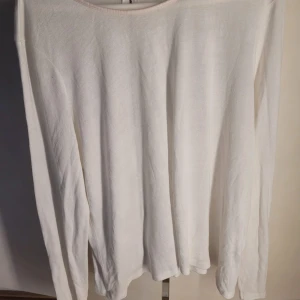 Vit långärmad tröja från Bik Bok - Säljer en stilren vit långärmad tröja från Bik Bok i storlek L. Tröjan har en dragkedja baktill som ger en snygg detalj. Perfekt för både vardag och festliga tillfällen. Materialet känns mjukt och bekvämt mot huden. Passar perfekt till jeans eller kjol!