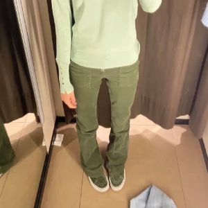 Militärgröna bootcut jeans - Säljer dessa jättecoola bootcut jeans från zara då de inte används likamycket längre! Supernice o långa!!👌Går att klippa av om man vill det! Storlek 36, men fungerar på 34-36 beroende på önskad passform!