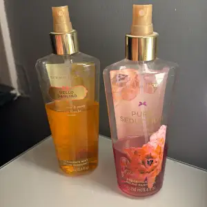 Säljer två fräscha body mists från Victoria's Secret. 'Hello Darling' har en söt doft av vit nektarin och pion och kan köpas separat för 79kr, medan 'Pure Seduction' bjuder på en fruktig mix av röd plommon och fresia kan köpas separat för 39kr. Båda flaskorna är 250 ml och har en lyxig design med blommiga detaljer. Perfekt för att fräscha upp dagen! 🌸