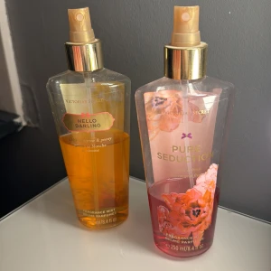 Victoria's Secret Body Mists - Säljer två fräscha body mists från Victoria's Secret. 'Hello Darling' har en söt doft av vit nektarin och pion och kan köpas separat för 79kr, medan 'Pure Seduction' bjuder på en fruktig mix av röd plommon och fresia kan köpas separat för 39kr. Båda flaskorna är 250 ml och har en lyxig design med blommiga detaljer. Perfekt för att fräscha upp dagen! 🌸