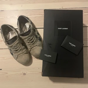 Saint Laurent skor med stjärnor - Ett par feta saint laurent skor i ett 6/10 skick. Mockan och sulorna är smutsiga men gör att fixa med mocka kit. Sköna skor! Skicka gärna prisförslag eller frågor!