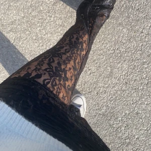 Super snygga spets byxor!  - Säljer nu mina spets byxor! Super snygga, passar både till fest och skola! Nästan helt oanvända, ny skick. Matrialet är väldigt stretchigt🥰