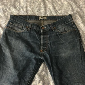 Acne jeans - Acne jeans i storlek 34/32 men passar om du är ca 180-187 och är straight leg, cool design med lite märken på jeansen. Är i bra skick och inga skador.