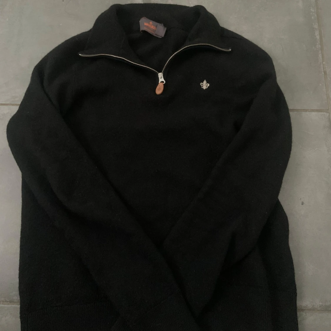 Svart tröja med dragkedja från Morris