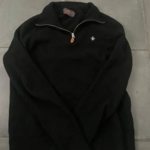 Svart tröja med dragkedja från Morris - Säljer nu denna stilrena Morris tröjan med half zip i 100% Merinoull🐏💯Perfekt för höst och vinter🍂❄️ och den är i mycket bra skick. Passar både till vardags och lite finare tillfällen. Den är storlek S men har krympt i tvätt så passar typ XS 160-164.🫡 Skriv för fler frågor eller funderingar✅