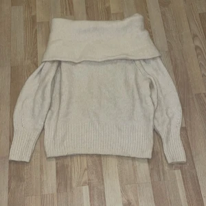 off shoulder stickad tröja - jätte fin off shoulder stickad tröja från hm, säljer då den är för stor!
