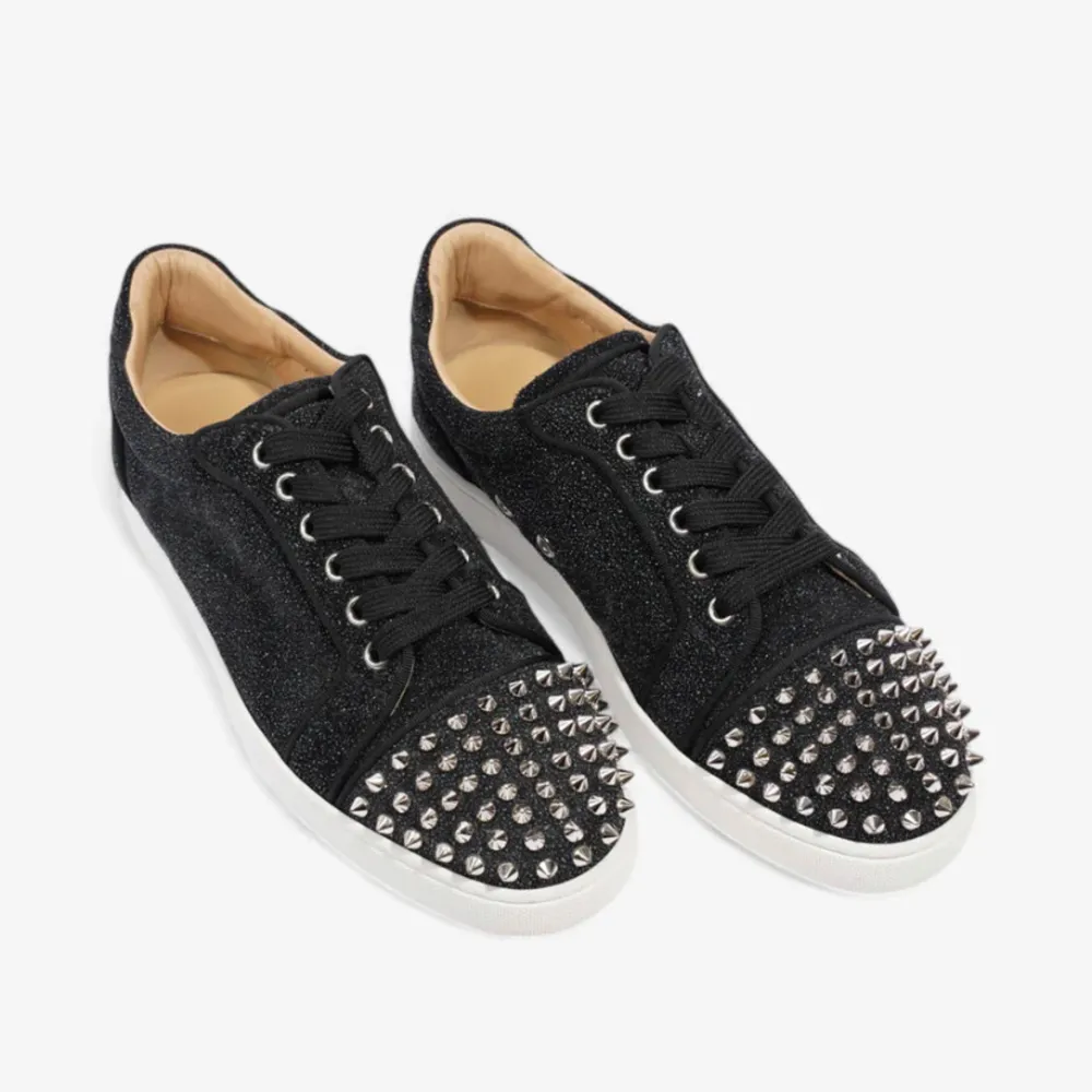 Christian Louboutin sneakers i mycket fint skick. Alla spikes är kvar. Storlek 36,5 passar 36,5-37,5. Dustbag och kartong medföljer! Kan postas 16 december🥰. Skor.